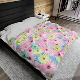 Velveteen Plush Blanket with Daisy Flowers Design in Pinks